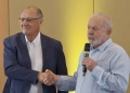 Alckmin e Lula em reunião entre diretorias do PSB e PT na manhã desta sexta (8) — Foto: Reprodução/GloboNews