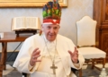 Papa Francisco utilizando um cocar. Foto: Divulgação/Vatican Media
