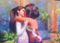 As personagens Yasmina Fadoula e Sammy Gutierrez se beijam em Acampamento Jurássico. Foto: Reprodução/Redes Sociais